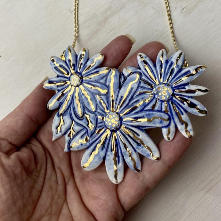 Conjunto bouquet de porcelana con toques de oro.