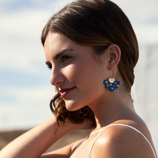 Aros con pétalos de flor, blancos con detalles en azul cobalto y oro. - Imagen 2